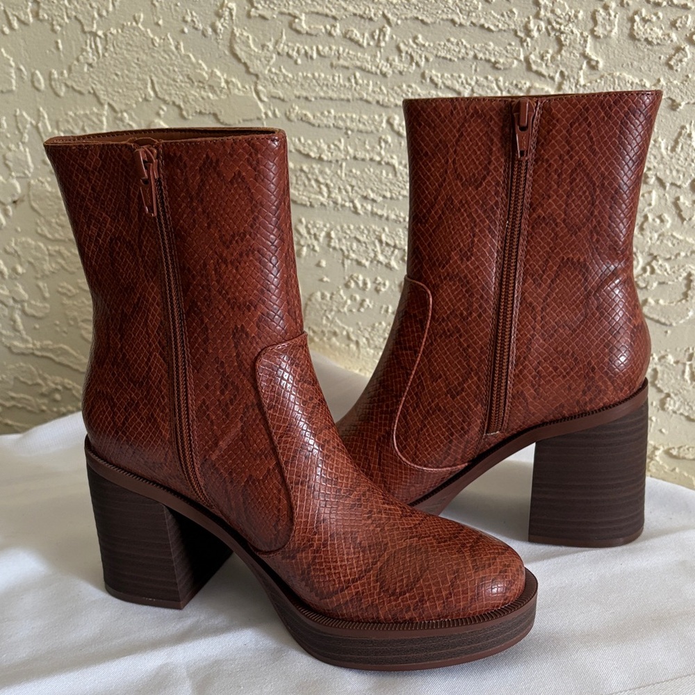Women’s western style  universal thread Brown Snake Print Ankle Boots  Sz. 6 - Picture 7 of 7